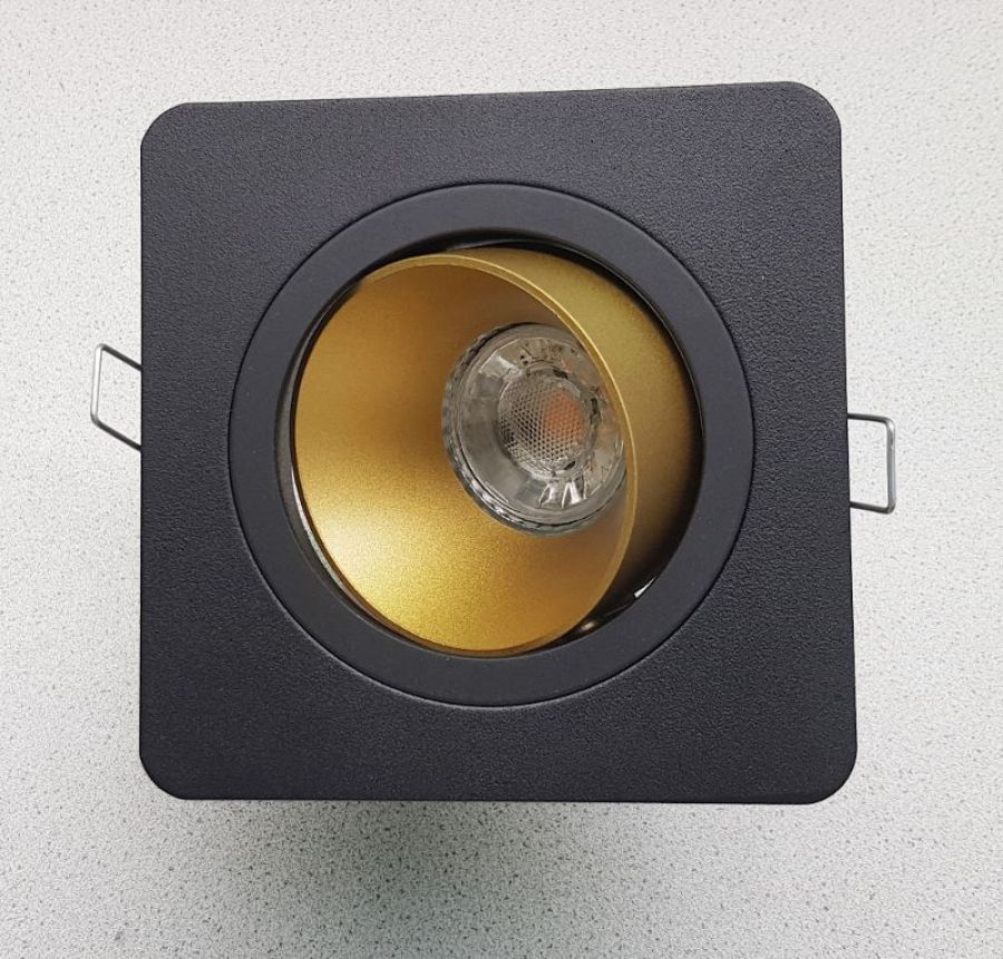 Tiltable recessed luminaire for ceiling installation in black/gold